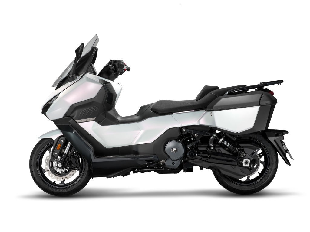 <div class='descrGalleryTitle'>STM TTLBT 508</div><div class='descrGalleryText'><p>Soprannominato &quot;Tartaruga&quot;, il <b>TTLBT 508 </b>rappresenta l'ingresso di SYM nel segmento del touring sportivo di alta gamma. Sostanzialmente è una moto travestita da scooter, come suggeriscono le prestazioni e le specifiche: <b>motore bicilindrico da 508 cc per 44,87 CV di potenza e 49,9 Nm di coppia</b>.&nbsp;<br>
Il triangolo di guida verticale, l'altezza sella di 780 mm e il poggiaschiena regolabile su tre posizioni garantiscono comfort. Le manopole riscaldate modulabili su quattro livelli e il parabrezza elettrico completano l'equipaggiamento.<br>
Lo <b>stivaggio </b>è generoso: vano sottosella da 37 litri, borse laterali di serie da 14,4 e 13,6 litri, portapacchi posteriore per bauletto e vano anteriore con porta USB.<br>
Il sistema ride-by-wire attiva il <b>cruise control </b>oltre i 50 km/h. <b>Tre modalità di guida</b>: Normale con TCS per massima potenza, Normale senza TCS e Pioggia per superfici scivolose.<br>
Il <b>display touchscreen TFT da 7 pollici </b>supporta Apple CarPlay per navigazione, musica e chiamate. La smart key permette rilevamento a corto raggio e accesso remoto ai vani.<br>
Il sistema MSC BOSCH 9.3 integra <b>ABS in curva e controllo trazione TCS</b>, monitorando slittamento e inclinazione per maggiore stabilità. Le luci di curva si attivano automaticamente in base all'angolo di piega.</p>
</div>